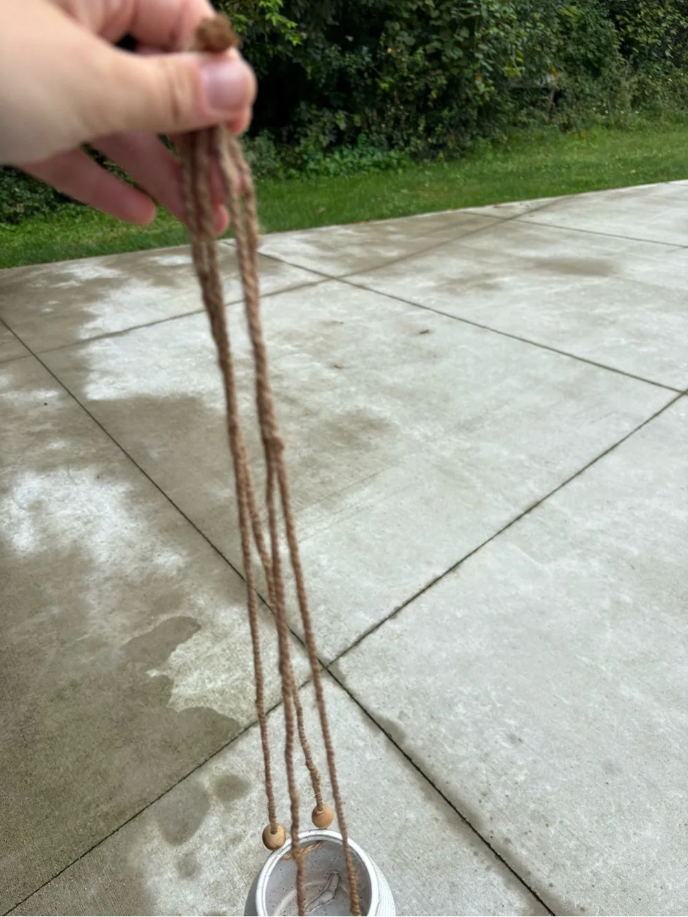 HANGING DECORATIVE CERAMIC POT WITH JUTE STRING